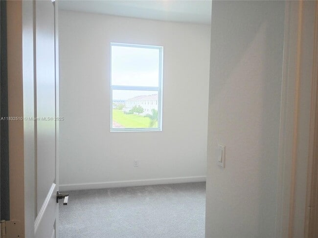 Building Photo - 329 SE Crossoak Ln