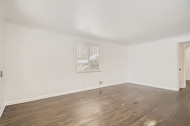 Building Photo - Bright and open updated duplex located in a prime area of Rosedale!