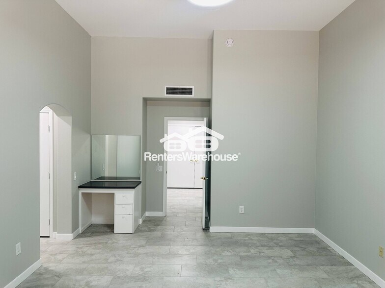 Building Photo - 14107 W Wagon Wheel Dr