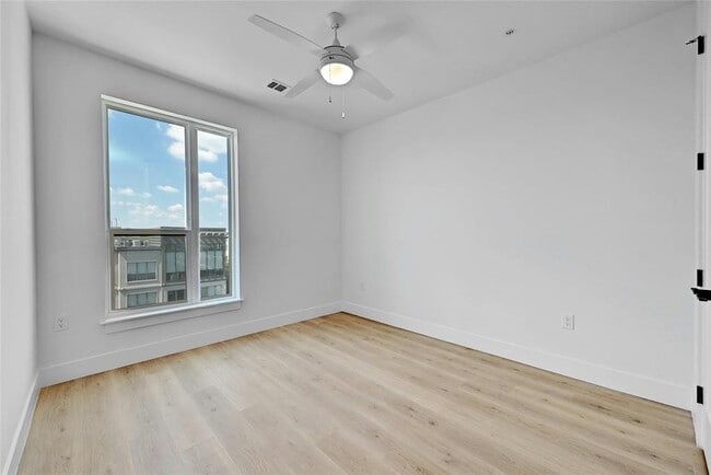 Building Photo - 1701 Simond Ave Ave