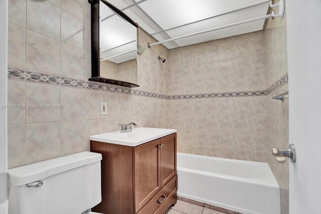Building Photo - 505 NE 30th St
