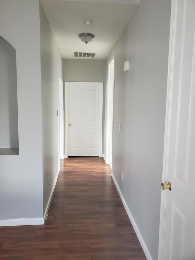 Hallway - 1434 Lakes Cir Dr