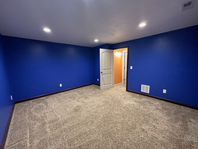 Building Photo - 9800 Spring Pointe Ct
