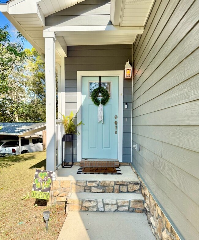 Building Photo - 411B Redwood Ave