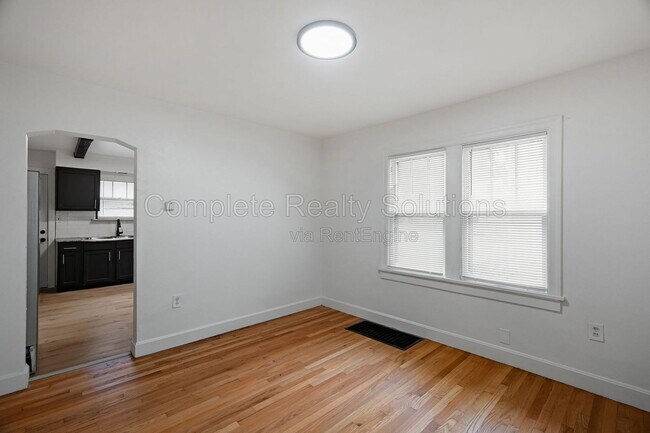 Building Photo - 10030 Bon Oak Dr