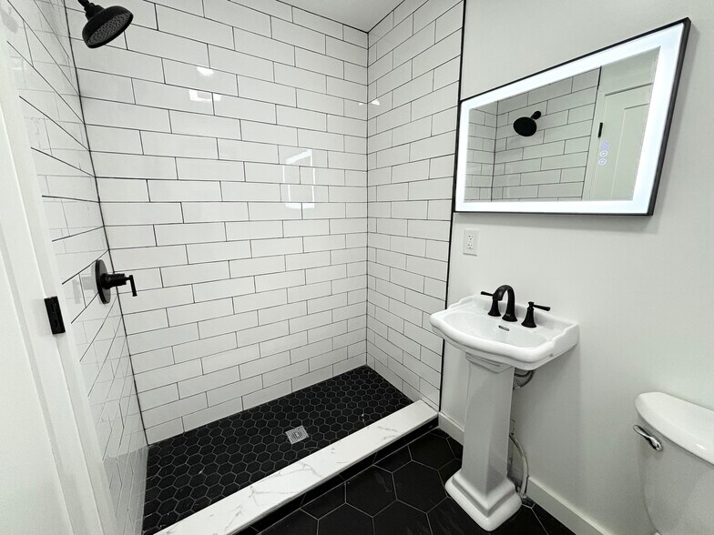 Building Photo - 165 W Main St