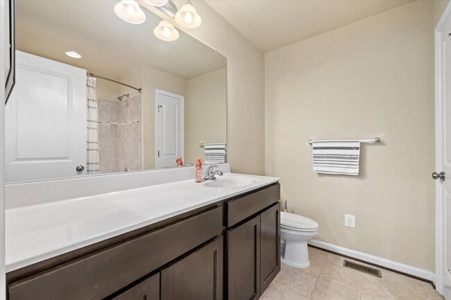 Building Photo - 3-Level Townhome in Woodstream!