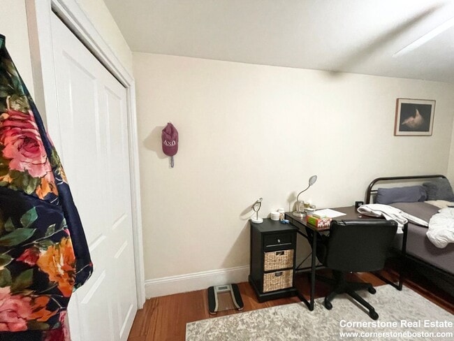 Building Photo - Five bed two bath near NEU...