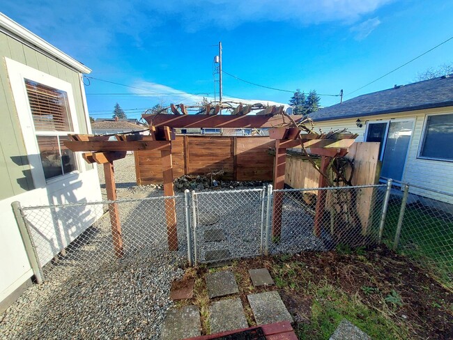 Building Photo - 2 bedroom 1 bath home with huge fenced in ...