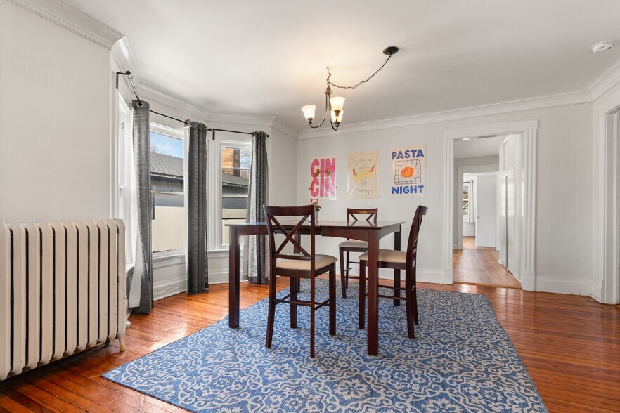 Building Photo - 1121 Leonard Pl