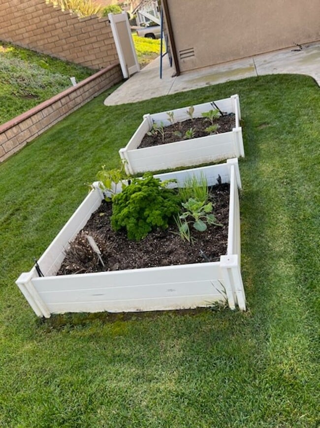 Building Photo - Gorgeous and spacious 5 bedroom FURNISHED home in Canyon Crest for rent!