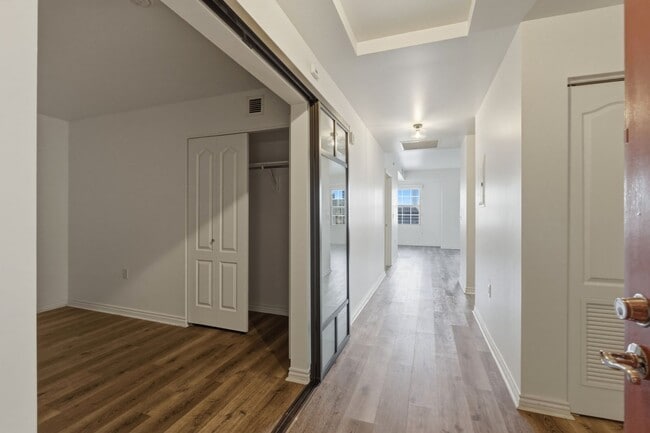 Building Photo - 2-bed, 2-bath condo in secure building with private laundry and city views