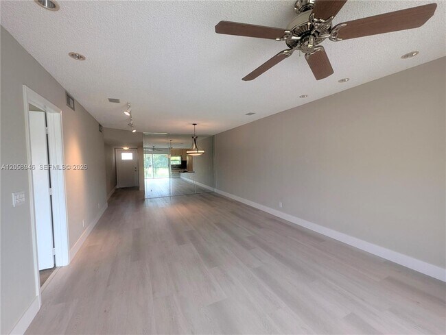 Building Photo - 820 S Hollybrook Dr