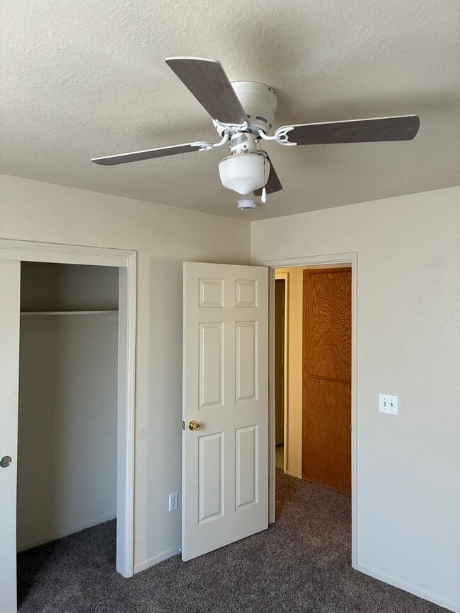 Building Photo - 3 Bedroom 2 Bath Home