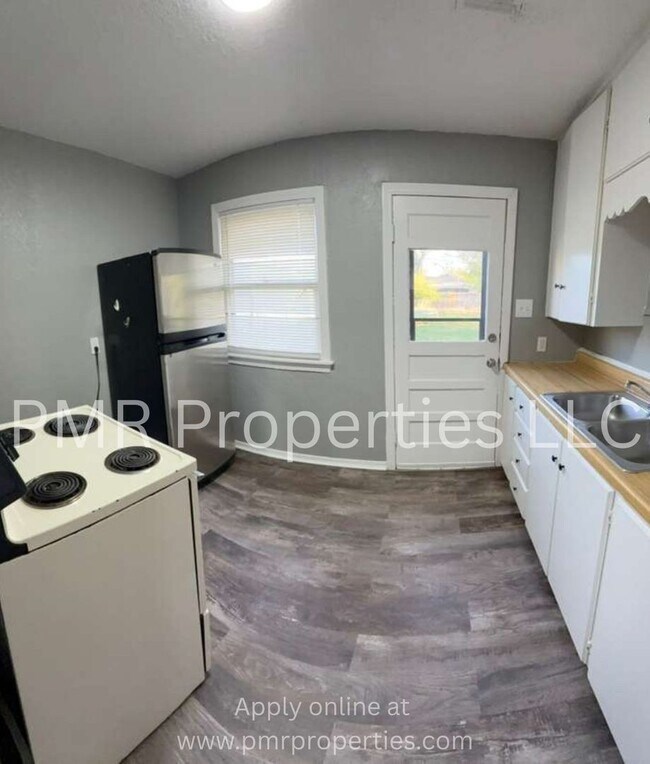 Building Photo - 3 Bedrooms / 1 Bathroom House