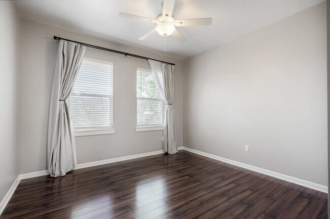 Building Photo - Starter 2 Bedroom with Dedicated Parking Space