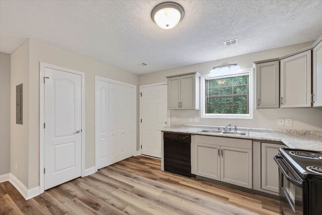 Building Photo - 333 Rossview Rd