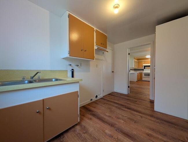 Building Photo - Charming 3 bed/1 bath with large yard and great patio space!