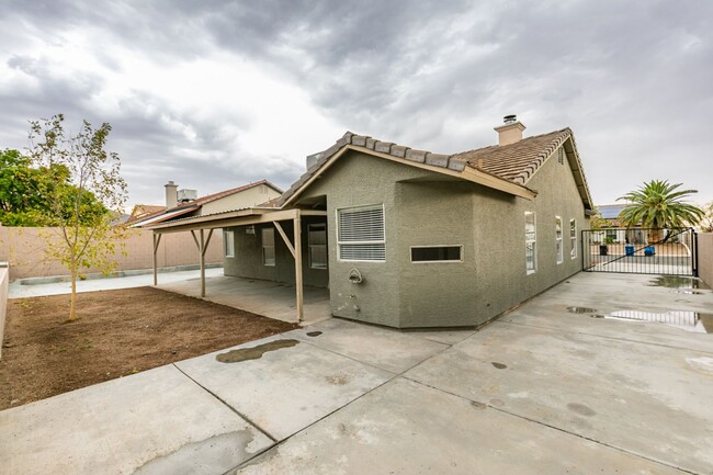 Building Photo - Upgraded 4 bedroom home near Horizon Dr. &...