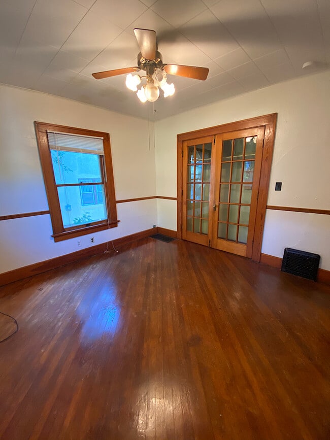 Building Photo - 714 N Van Buren St