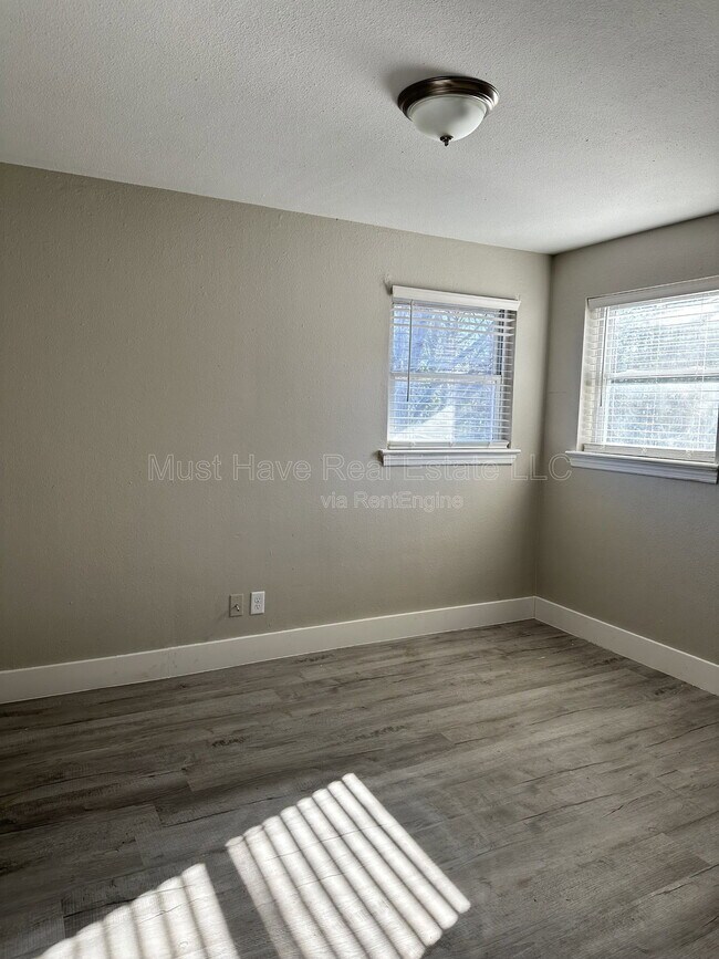 Building Photo - 347 4th St SE