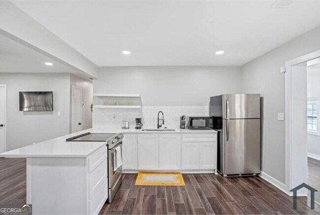 Building Photo - 8170 Huntington Dr