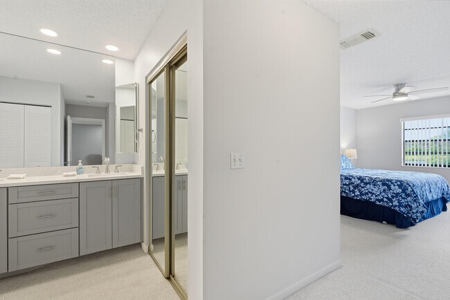 Building Photo - 9292 Vista Del Lago