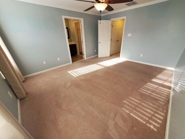 Building Photo - Impeccable 3 Bed / 2.5 Bath Townhome – Packed with Custom Upgrades!