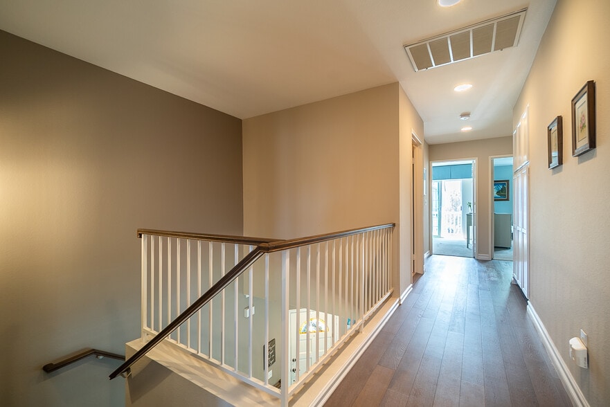 Building Photo - 1556 Hyannis Ln