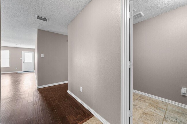 Building Photo - 1311 Wenatchee Dr