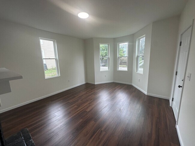 Building Photo - 315 N Maple St