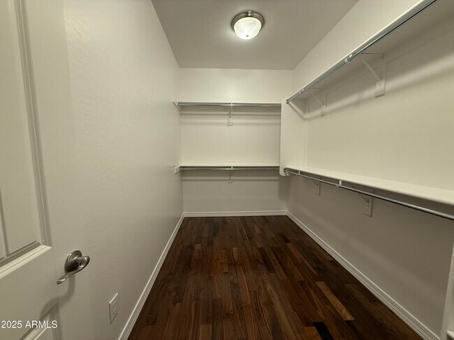 Building Photo - 126 E Chelsea Ln