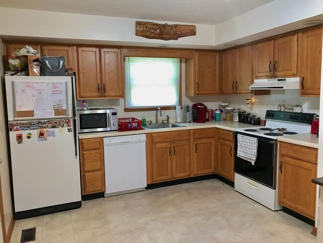 Building Photo - 2 bed 1 bath unit