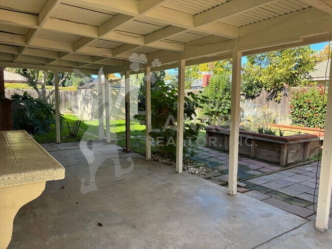 Building Photo - 3 Bedroom/ 2 Bathroom home