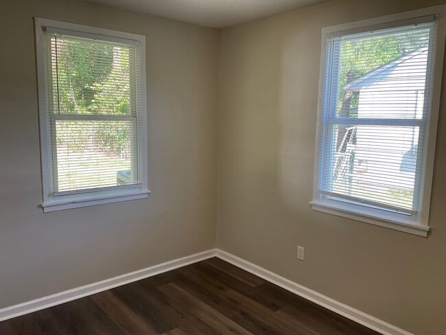 Building Photo - Come see this duplex that is conveniently ...