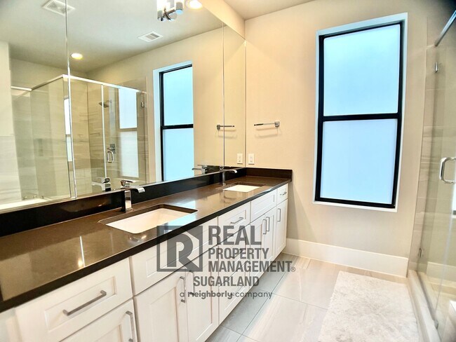 Building Photo - Luxurious Three Story Townhome!