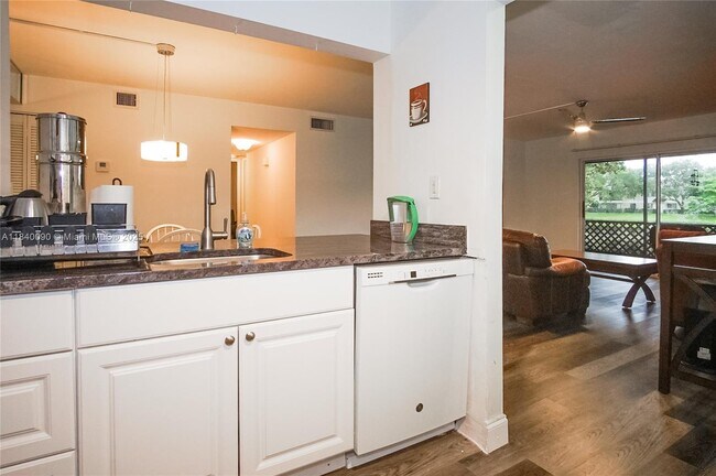 Building Photo - 407 Gardens Dr