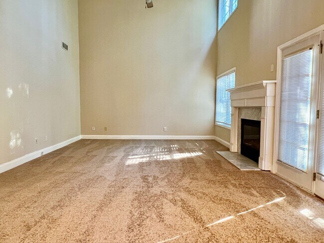 Building Photo - Large 4 Bedroom 2.5 Bath Home