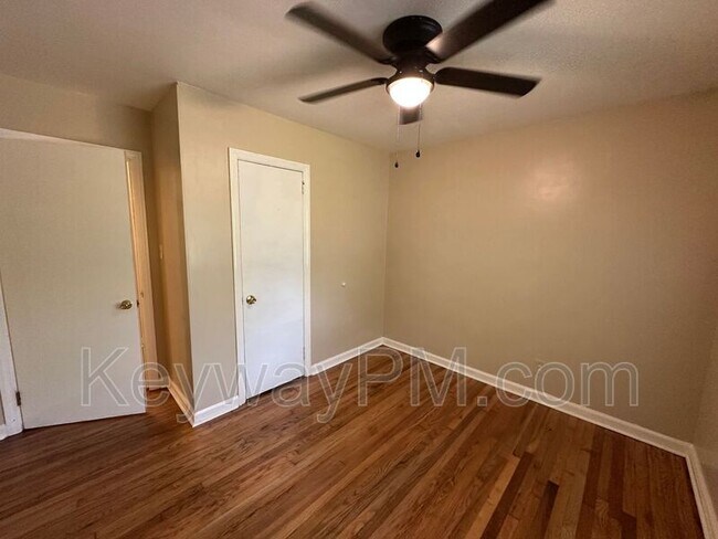 Building Photo - 2423 Brentwood Pl