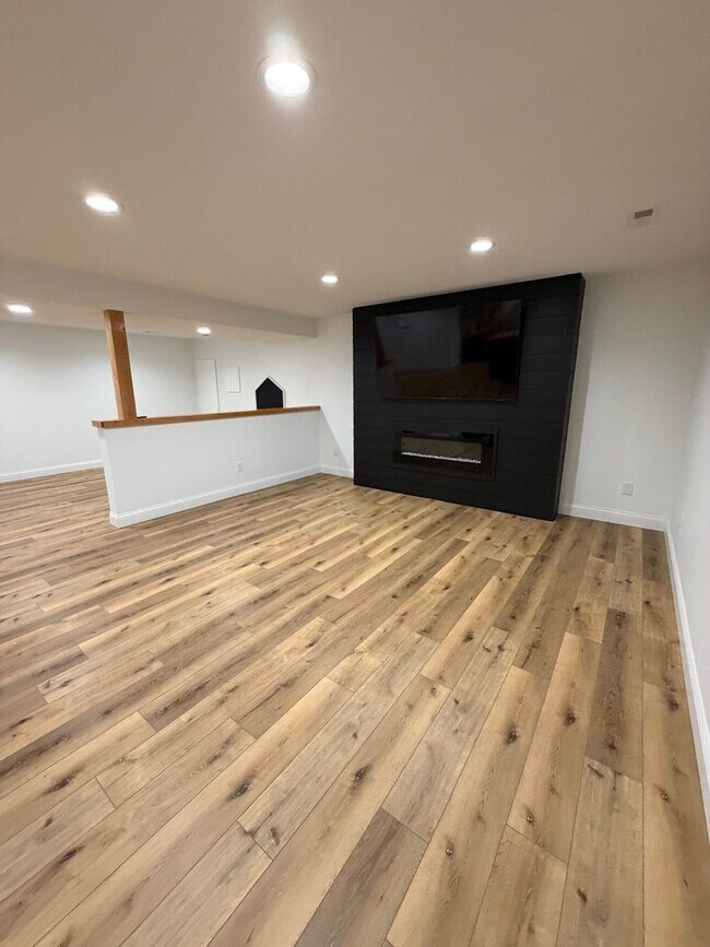 Building Photo - COMMINNG SOON - 4 BED 3 1/2 BATH HOUSE