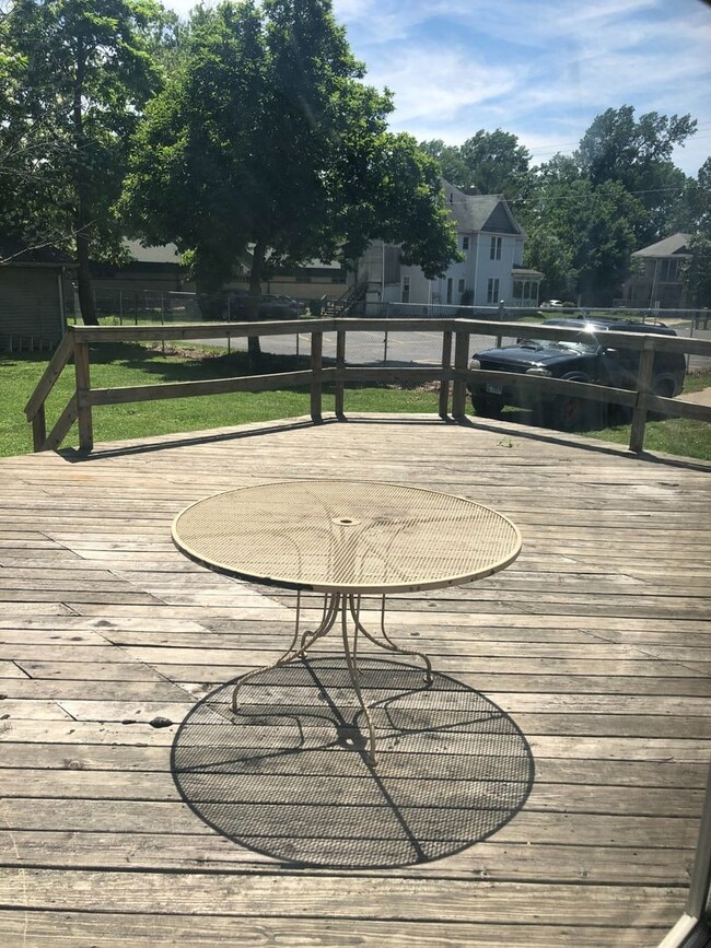 Building Photo - 811 W Adams Rd