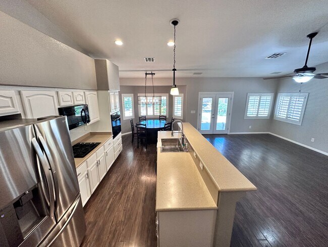 Building Photo - Single Story Home in the Northwest w/ 3 Car Garage