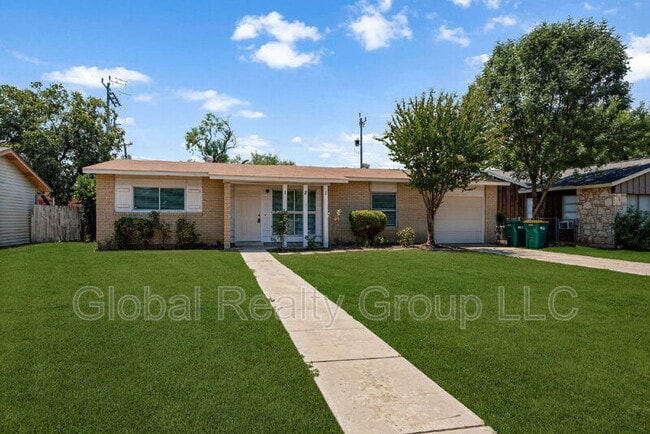 Building Photo - 121 Rosewood Dr