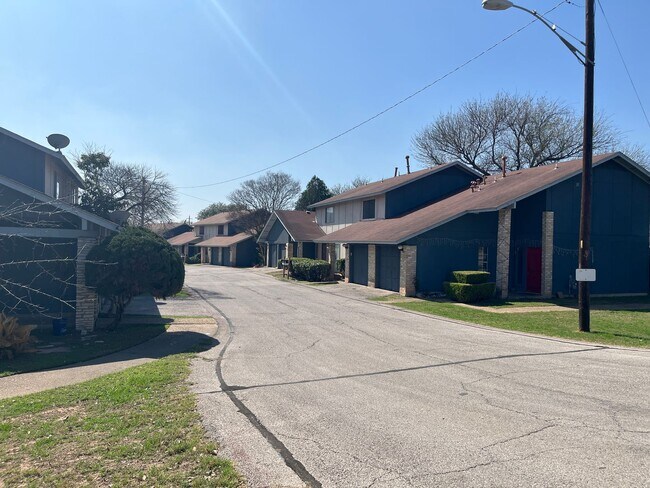 Building Photo - 2 Bedrooms in Great Dove Springs Location