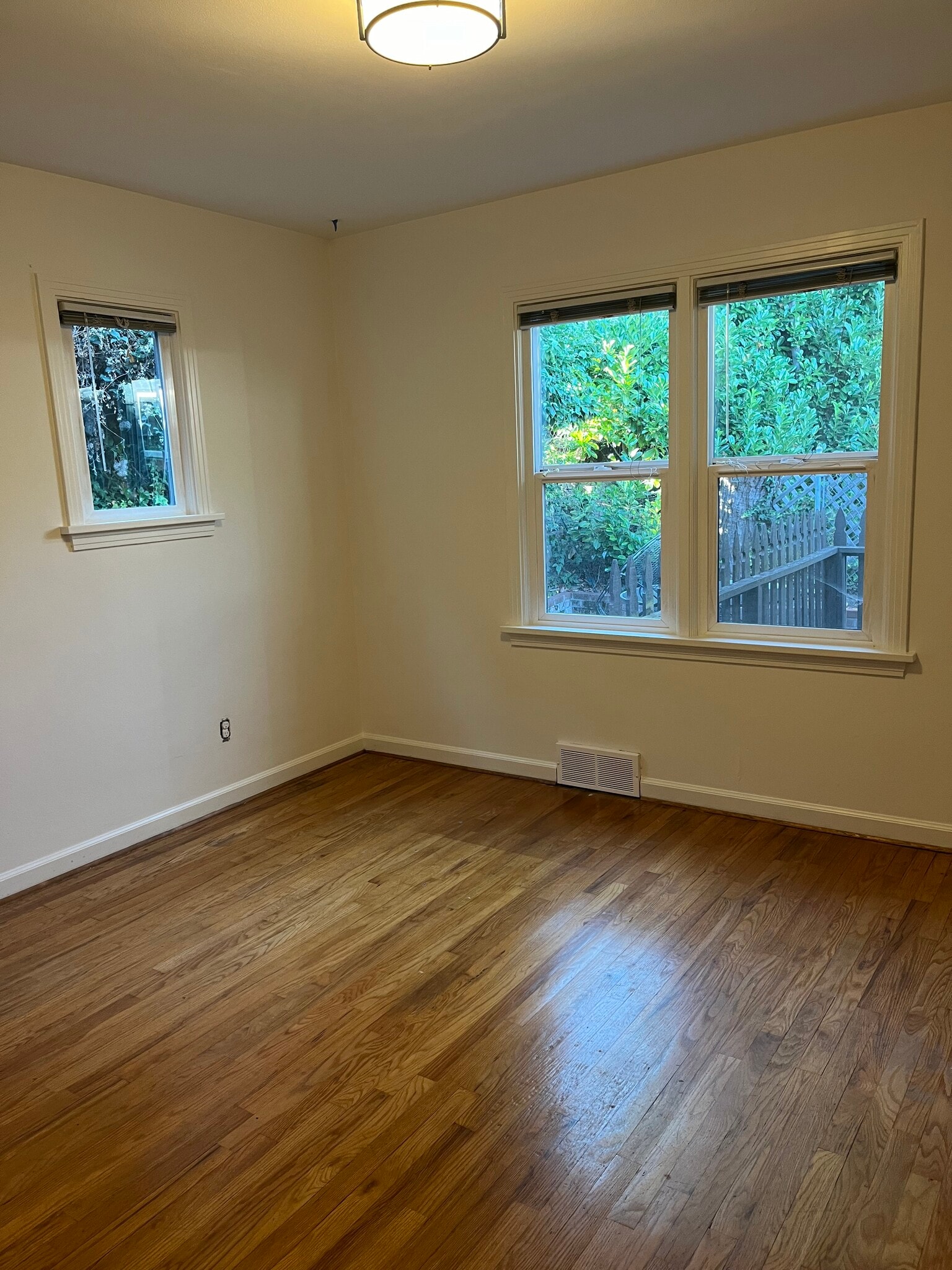 bedroom 1 - 13-15 SW Bancroft St