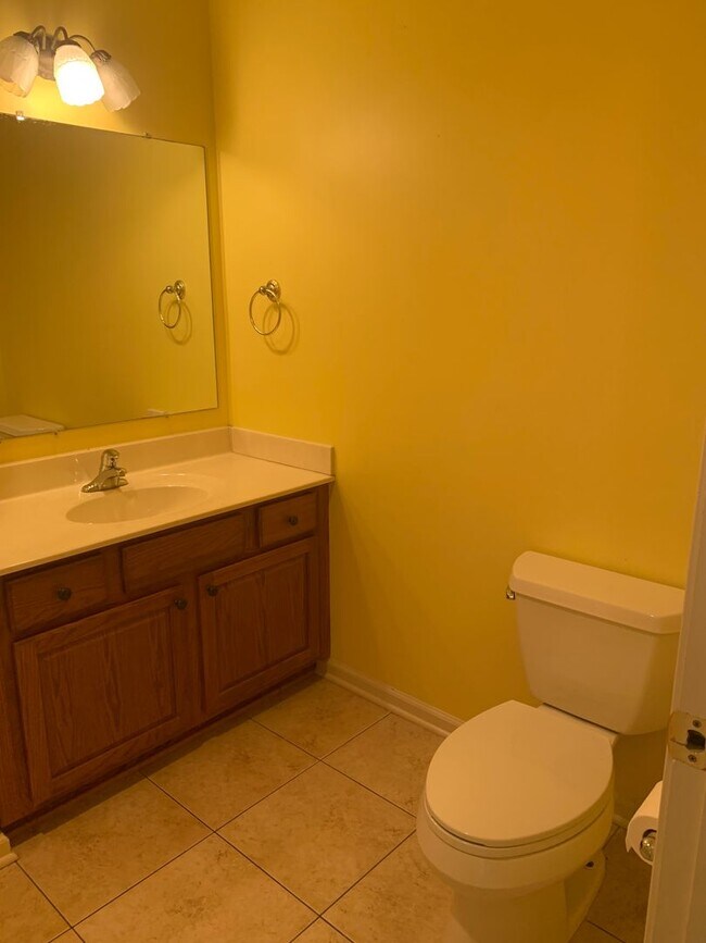 Building Photo - Lovely single family, brick rancher home with 3 beds/2.5 baths!!