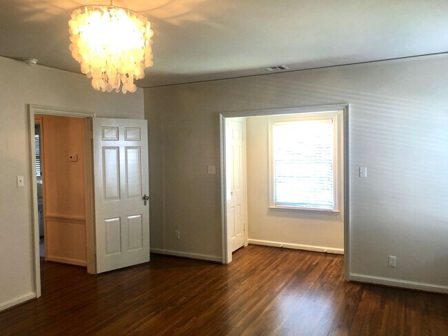 Building Photo - Stunning Midtown Home In Highly Desirable Bren Rose!