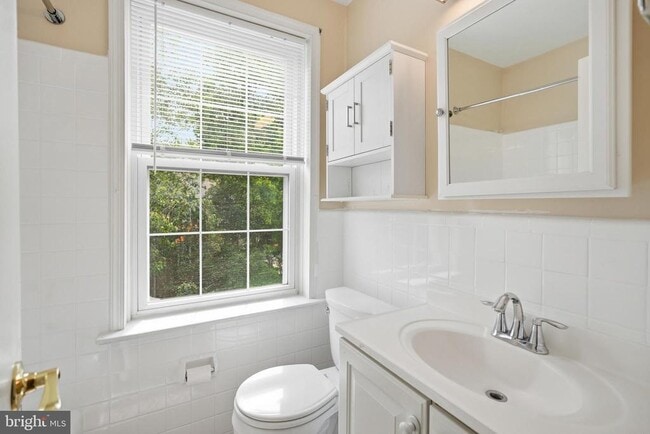 Building Photo - 3535 Chevy Chase Lake Dr