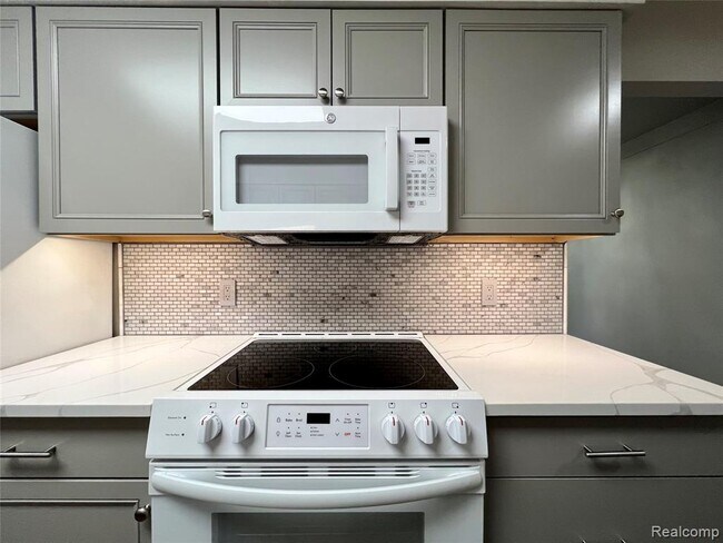 Building Photo - 521 E University Dr