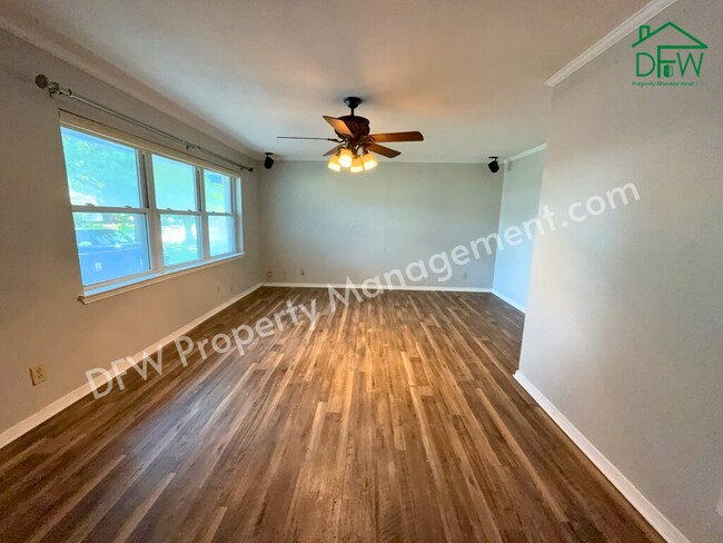 Building Photo - Charming 3-Bedroom Home with Sunroom & Spacious Backyard in Irving!